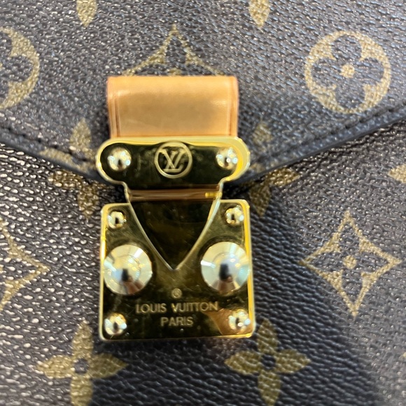 *SOLD* Louis Vuitton Pochette Metis Monogram - Picture 2 of 12